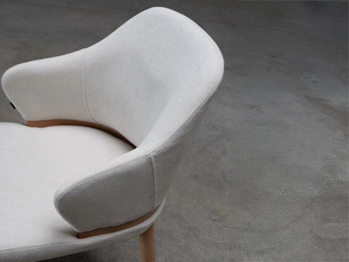 Silla de comedor Firenze tapizada con base metálica y respaldo alto