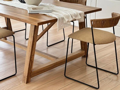 Silla de comedor Mallorca I moderna tapizada con base metálica