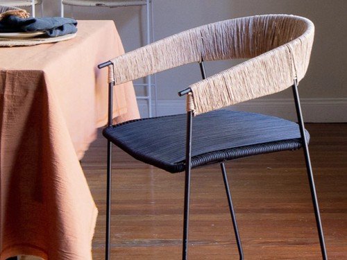 Silla de comedor Mallorca II con apoyabrazos y asiento tejido