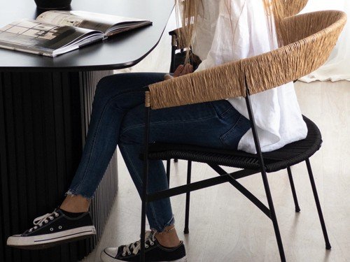 Silla de comedor Mallorca II con apoyabrazos y asiento tejido