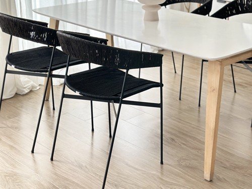 Silla de comedor Mallorca II con apoyabrazos y asiento tejido