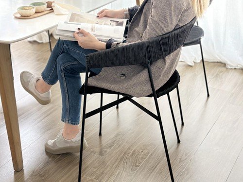 Silla de comedor Mallorca II con apoyabrazos y asiento tejido
