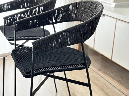 Silla de comedor Mallorca II con apoyabrazos y asiento tejido