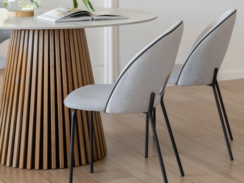 Silla de comedor Manhattan tapizada con base metálica y respaldo alto