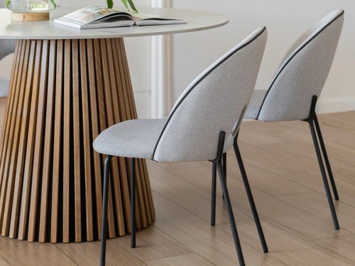 Silla de comedor Manhattan tapizada con base metálica y respaldo alto