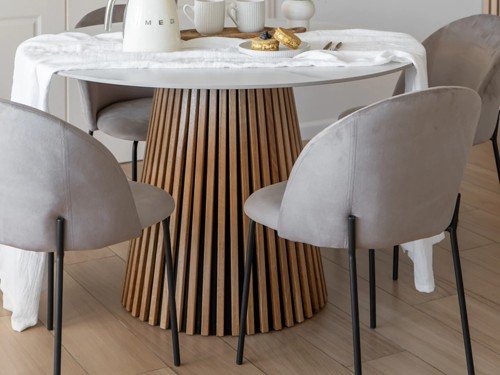Silla de comedor Marino tapizada con base metálica y respaldo alto