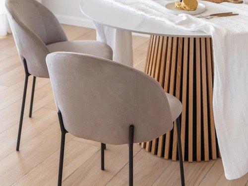 Silla de comedor Marino tapizada con base metálica y respaldo alto