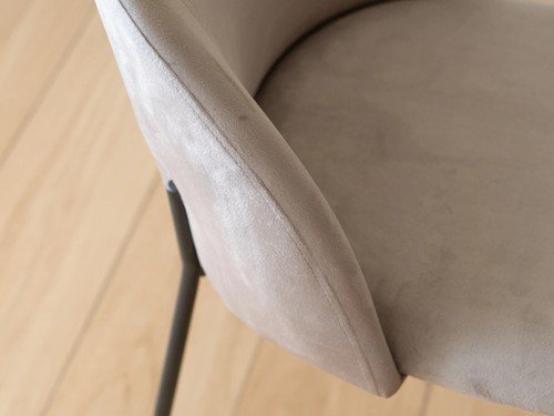 Silla de comedor Marino tapizada con base metálica y respaldo alto