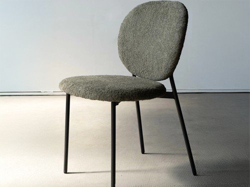 Silla de comedor Oslo tapizada con base metálica y respaldo alto