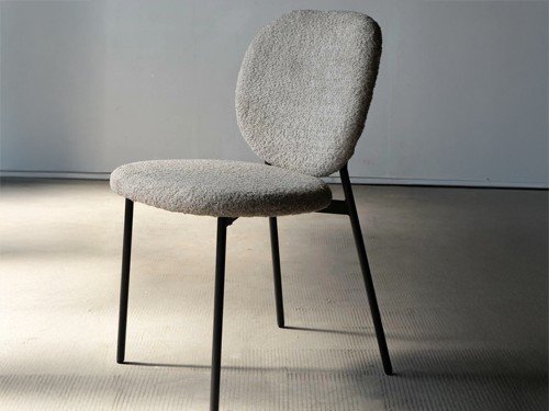 Silla de comedor Oslo tapizada con base metálica y respaldo alto