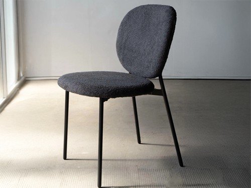 Silla de comedor Oslo tapizada con base metálica y respaldo alto