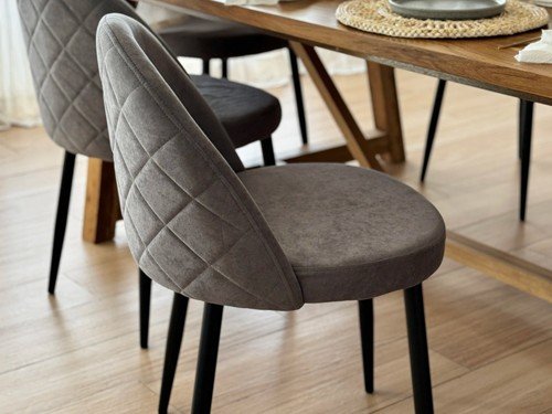 Silla de comedor Panama tapizada con base metálica y respaldo alto