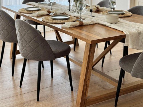 Silla de comedor Panama tapizada con base metálica y respaldo alto