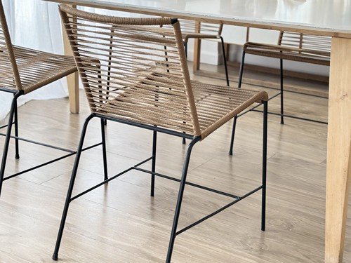 Silla de comedor Paris tejida con estructura metálica resistente