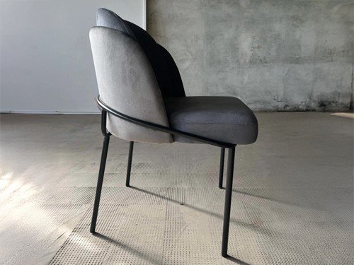 Silla de comedor Porto tapizada con base metálica estilo moderno