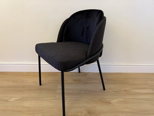 Silla de comedor Porto tapizada con base metálica estilo moderno
