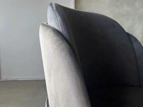 Silla de comedor Porto tapizada con base metálica estilo moderno