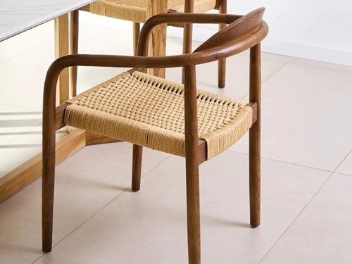 Silla de comedor Raiz de madera con apoyabrazos y asiento tejido