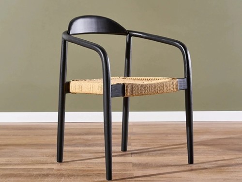 Silla de comedor Raiz de madera con apoyabrazos y asiento tejido