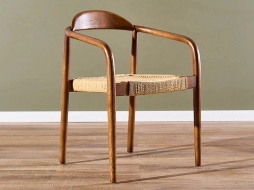 Silla de comedor Raiz de madera con apoyabrazos y asiento tejido