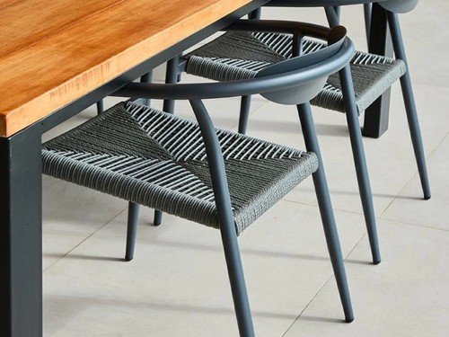 Silla de comedor Tai de aluminio con apoyabrazos y asiento tejido