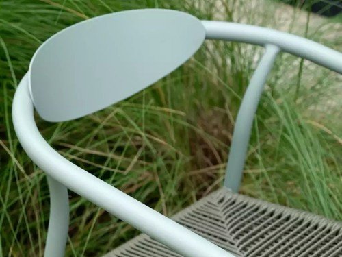 Silla de comedor Tai de aluminio con apoyabrazos y asiento tejido