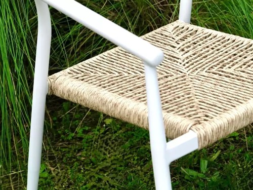 Silla de comedor Tai de aluminio con apoyabrazos y asiento tejido