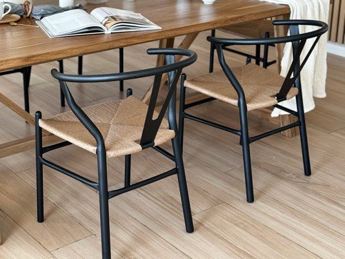 Silla de comedor Wishbone metalica con apoyabrazos y asiento tejido