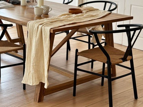 Silla de comedor Wishbone metalica con apoyabrazos y asiento tejido