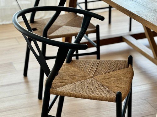 Silla de comedor Wishbone metalica con apoyabrazos y asiento tejido