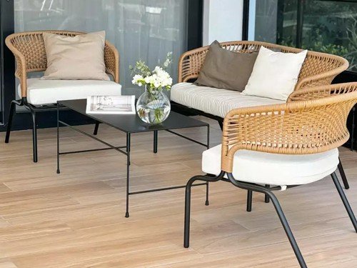 Set de exterior Formentera con mesa auxiliar almohadones tela náutica