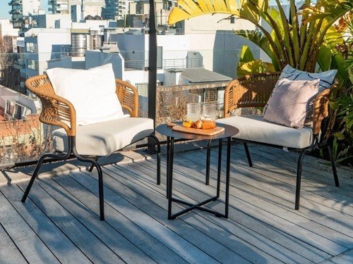 Set de exterior Formentera con mesa auxiliar almohadones tela náutica