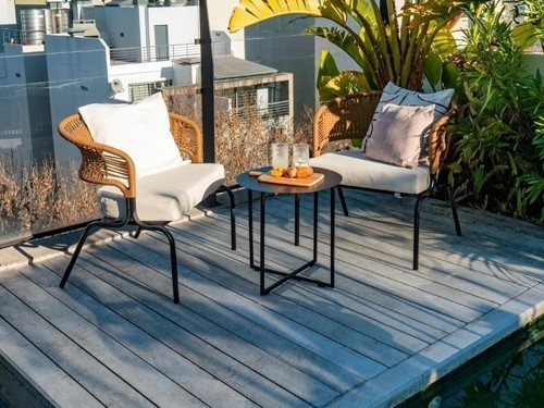 Set de exterior Formentera con mesa auxiliar almohadones tela náutica