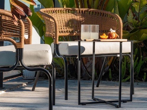 Set de exterior Formentera con mesa auxiliar almohadones tela náutica