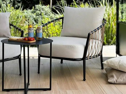 Set de exterior Milan con mesa auxiliar almohadones tela náutica