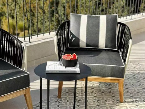 Set de exterior Terra con mesa auxiliar almohadones tela náutica