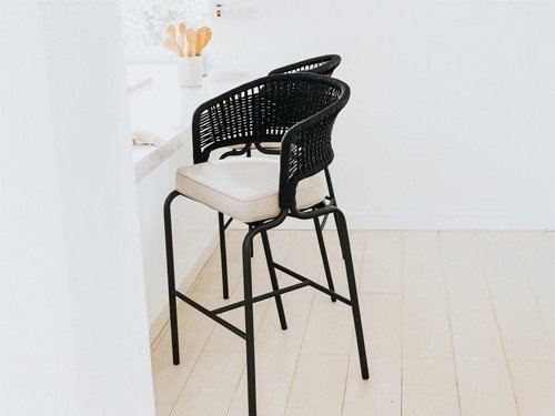 Banqueta Formentera de caño tejida en soga con almohadon