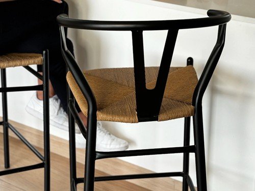 Banqueta Wishbone metalica con respaldo alto diseño moderno