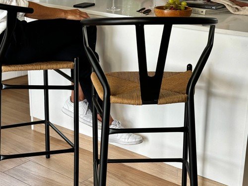 Banqueta Wishbone metalica con respaldo alto diseño moderno