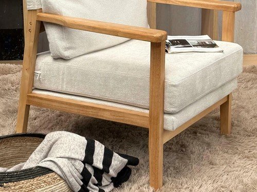 Sillón individual Goa con estructura de madera tapizado