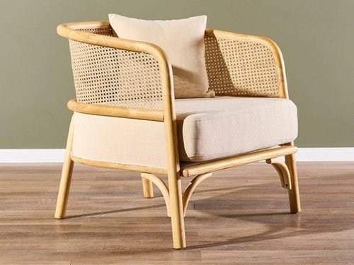 Poltrona Saint Jhon con estructura de madera y diseño moderno