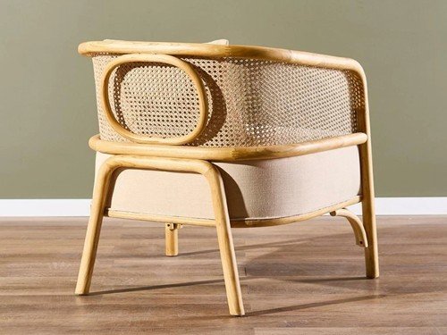 Poltrona Saint Jhon con estructura de madera y diseño moderno