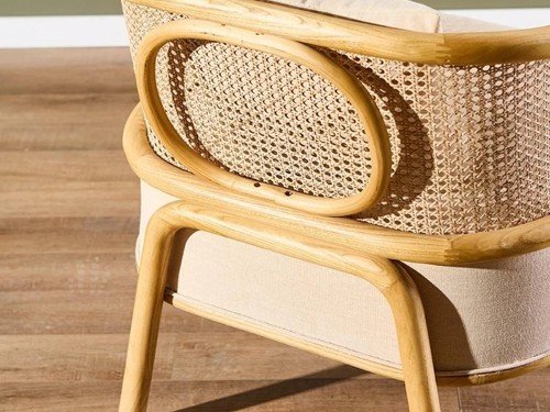 Poltrona Saint Jhon con estructura de madera y diseño moderno