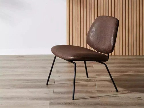 Poltrona Sucre tapizada con base metálica negra