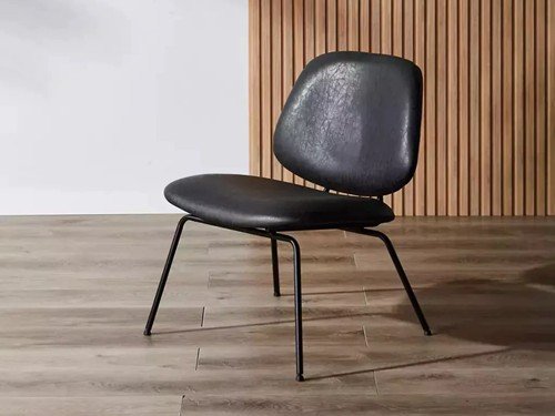 Poltrona Sucre tapizada con base metálica negra