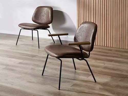 Poltrona Sucre tapizada con apoyabrazos y base metálica negra