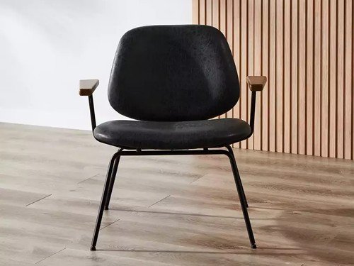 Poltrona Sucre tapizada con apoyabrazos y base metálica negra