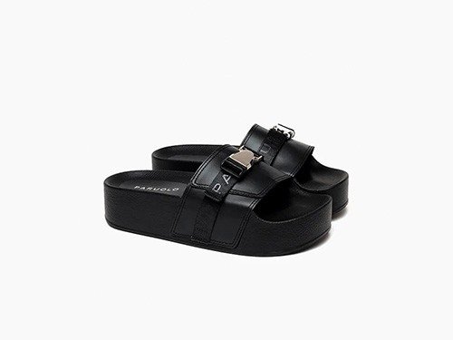 Sandalia de Cuero Negro / PARUOLO