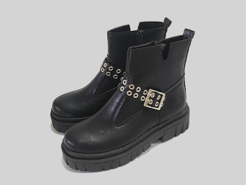 Bota corta de mujer, símil cuero con cierre. KIREINA