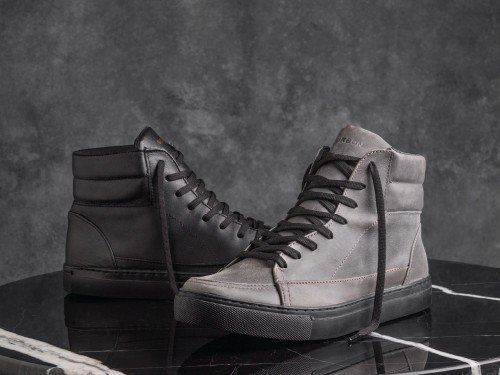 Zapatilla Botita cuero negro hombre | diseño minimalista | Bourbon